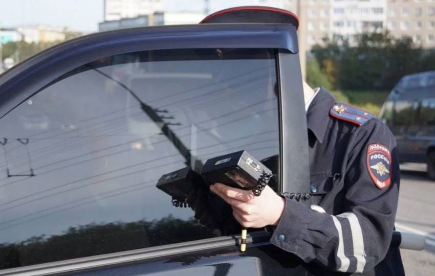 За день на саратовских дорогах поймали 95 нарушителей правил тонировки